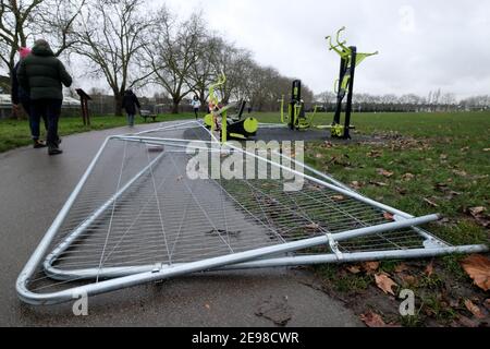 DownHills Park, Londra, Regno Unito. 3 Feb 2021. Barriere che circondano un'area esterna di esercizio spinto sopra in downHills Park, Londra. Credit: Matthew Chpicle/Alamy Live News Foto Stock