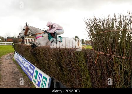 Ben Jones che cavalcano il Vulcano in un altro modo per vincere il Watch on Racing TV handicap Chase all'ippodromo di Warwick. Data immagine: Mercoledì 3 febbraio 2021. Foto Stock