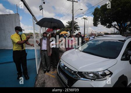 BELÉM, PA - 03.02.2021: VACINA CONTRA COVID19 PARA IDOSOS EM BELEM - la vaccinazione contro COVID 19 per gli anziani di età superiore a 85 anni inizia mercoledì a Belém do Pará (03). Il primo giorno è segnato da folle, lunghe code e confusione presso le stazioni di vaccinazione a piedi e in auto attraverso, con gli anziani oltre 90 in attesa di ore al sole. (Foto: Filipe Bispo/Fotoarena) Foto Stock