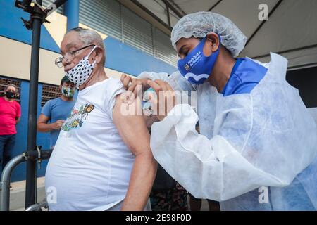 BELÉM, PA - 03.02.2021: VACINA CONTRA COVID19 PARA IDOSOS EM BELEM - la vaccinazione contro COVID 19 per gli anziani di età superiore a 85 anni inizia mercoledì a Belém do Pará (03). Il primo giorno è segnato da folle, lunghe code e confusione presso le stazioni di vaccinazione a piedi e in auto attraverso, con gli anziani oltre 90 in attesa di ore al sole. (Foto: Filipe Bispo/Fotoarena) Foto Stock