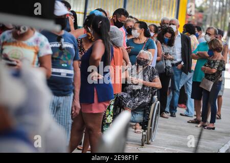 BELÉM, PA - 03.02.2021: VACINA CONTRA COVID19 PARA IDOSOS EM BELEM - la vaccinazione contro COVID 19 per gli anziani di età superiore a 85 anni inizia mercoledì a Belém do Pará (03). Il primo giorno è segnato da folle, lunghe code e confusione presso le stazioni di vaccinazione a piedi e in auto attraverso, con gli anziani oltre 90 in attesa di ore al sole. (Foto: Filipe Bispo/Fotoarena) Foto Stock