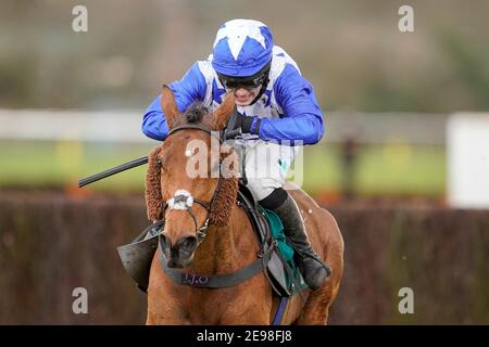 Jonjo o'Neill Jr. Guidando Annie Mc sulla loro strada per vincere il inseguimento della protettrice della signora Mares all'Ippodromo di Warwick. Data immagine: Mercoledì 3 febbraio 2021. Foto Stock