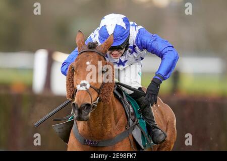 Jonjo o'Neill Jr. Guidando Annie Mc sulla loro strada per vincere il inseguimento della protettrice della signora Mares all'Ippodromo di Warwick. Data immagine: Mercoledì 3 febbraio 2021. Foto Stock