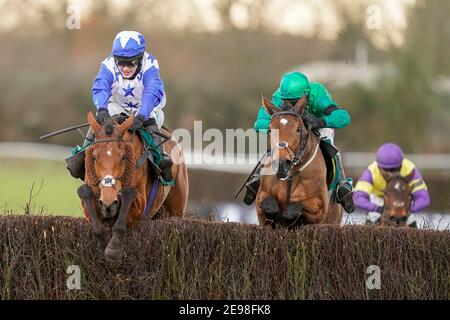 Jonjo o'Neill Jr. Che guida Annie Mc (a sinistra) sulla loro strada per vincere la Lady Protectress Mares' Chase all'ippodromo di Warwick. Data immagine: Mercoledì 3 febbraio 2021. Foto Stock