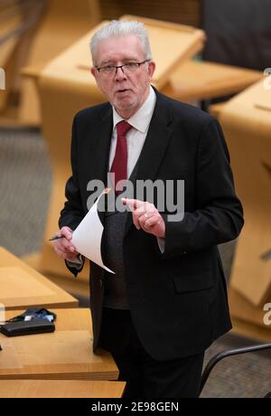 Il segretario alla Costituzione Mike Russell consegna la sua dichiarazione di aggiornamento sulla Brexit al Parlamento scozzese, Edimburgo. Data immagine: Mercoledì 3 febbraio 2021. Foto Stock