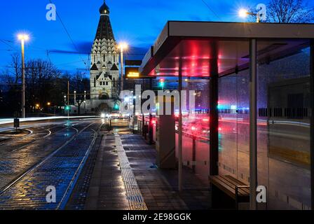 Lipsia, Germania. 03 Feb 2021. Al mattino presso la fermata dell'autobus di fronte alla chiesa russa di Lipsia. Credit: Hendrik Schmidt/dpa-Zentralbild/ZB/dpa/Alamy Live News Foto Stock