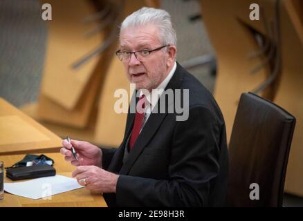 Il segretario alla Costituzione Mike Russell consegna la sua dichiarazione di aggiornamento sulla Brexit al Parlamento scozzese, Edimburgo. Data immagine: Mercoledì 3 febbraio 2021. Foto Stock