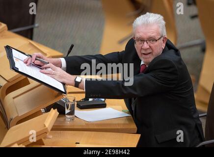 Il segretario alla Costituzione Mike Russell consegna la sua dichiarazione di aggiornamento sulla Brexit al Parlamento scozzese, Edimburgo. Data immagine: Mercoledì 3 febbraio 2021. Foto Stock