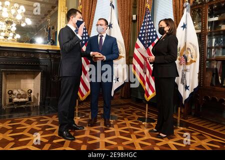 White House, Washington, DC, 03/02/2021, Washington, Stati Uniti d'America. 03 Feb 2021. Il Vice Presidente degli Stati Uniti Kamala Harris amministra il giuramento al Segretario dei Trasporti degli Stati Uniti Pete Buttigieg nell'Ufficio cerimoniale del Vice Presidente della Casa Bianca a Washington, DC mercoledì 3 febbraio 2021. Tenere la bibbia è suo marito chasten.Credit: Chris Kleponis/Pool via CNP | Usage Worldwide Credit: dpa/Alamy Live News Foto Stock