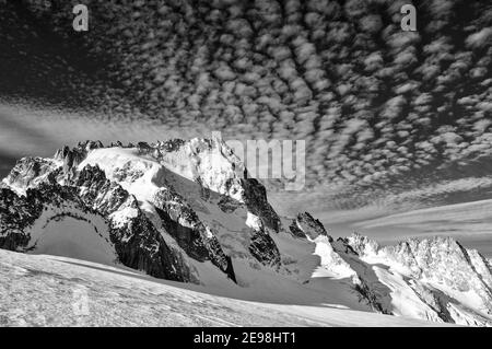 Spettacolari nuvole sopra l'Aiguille de Chardonnet nelle Alpi francesi come visto dall'alto sul Glacier du Tour, Chamonix, Francia Foto Stock