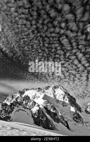 Spettacolari nuvole sopra l'Aiguille de Chardonnet nelle Alpi francesi come visto dall'alto sul Glacier du Tour, Chamonix, Francia Foto Stock