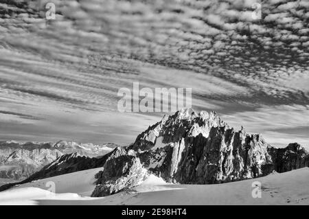 Spettacolari nuvole sopra l'Aiguille de Tour nelle Alpi francesi come visto dall'alto sul Glacier du Tour, Chamonix, Francia Foto Stock