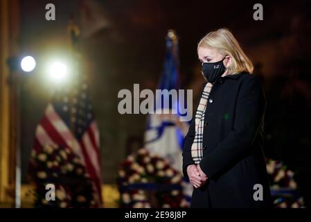 WASHINGTON, DC - 3 FEBBRAIO: Il senatore degli Stati Uniti Kirsten Gillibrand (D-NY) paga i suoi omaggi prima di una cerimonia che memorializza l'ufficiale della polizia del Campidoglio degli Stati Uniti Brian D. Sicknick, 42, come si trova in onore nella rotonda del Campidoglio mercoledì 3 febbraio 2021. L'ufficiale Sicknick stava rispondendo alla rivolta al Campidoglio degli Stati Uniti mercoledì 6 gennaio 2021, quando fu ferito fatalmente mentre si impegnava fisicamente con la folla. I membri del Congresso renderanno omaggio all'ufficiale mercoledì mattina prima della sua sepoltura al Cimitero Nazionale di Arlington. Credito: Demetrius Freeman/Pool via CNP /MediaPunch Foto Stock