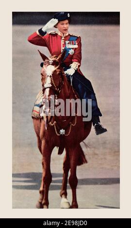 EDITORIALE SOLO la regina Elisabetta che prende il saluto durante la Trooping del colore. Elisabetta II, 1926 - 2022. Regina del Regno Unito. Dal Queen Elizabeth Coronation Book, pubblicato nel 1953. Foto Stock