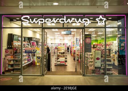 Esterno della filiale di Superdrug Store a Londra all'interno del centro commerciale Oaks di Acton. Un rivenditore di salute e bellezza Foto Stock