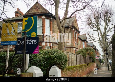 Acton, Londra: Cartelli per l'agente immobiliare su una strada di case ad Acton, a ovest di Londra Foto Stock