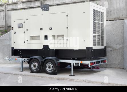 Generatore di standby. Caravan generatore diesel di potenza industriale. Alimentazione del generatore di backup. Foto Stock