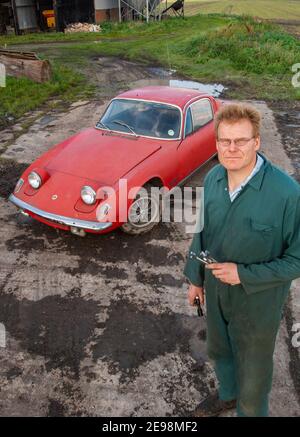 Jerry Thurston, TV's Salvage Squad Mechanic e restauratore di auto con un fienile trovare Lotus Elan auto sportiva Foto Stock