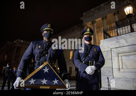 Washington, DC, Stati Uniti. 02 febbraio 2021. La polizia del Campidoglio degli Stati Uniti aspetta con una bandiera per la famiglia al Campidoglio degli Stati Uniti il 02 febbraio 2021 a Washington, DC. Sicknick morì a causa di lesioni subite durante l'attacco del 6 gennaio al Campidoglio. I resti di Sicknic saranno onorati fino a domani, e poi sepolti al Cimitero Nazionale di Arlington. Credit: Tasos Katopodis/Pool via CNP/Media Punch/Alamy Live News Foto Stock