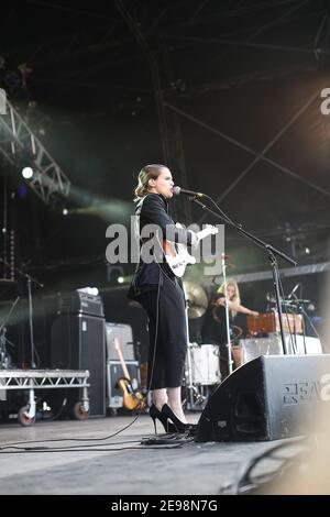 Anna Calvi si esibisce all'EOTR 2012 Foto Stock