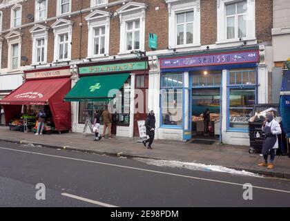 Londra - Harrow Road, una lunga strada di negozi di alta strada nella parte ovest di Londra Foto Stock