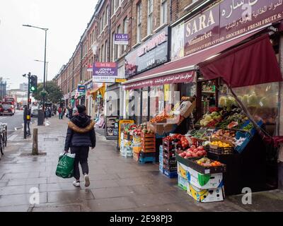 Londra - Harrow Road, una lunga strada di negozi di alta strada nella parte ovest di Londra Foto Stock