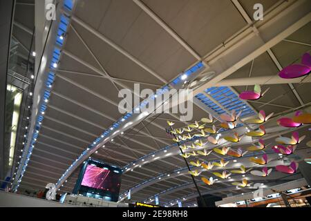 Vista interna del soffitto dell'aeroporto internazionale di Londra Heathrow nel Regno Unito. Foto Stock