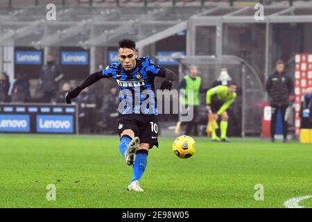 Milano, Italia. 02 febbraio 2021. Lautaro Martinez (10) di Inter Milan visto nella semifinale Coppa Italia tra Inter e Juventus a San Siro di Milano. (Foto: Gonzales Photo - Tommaso Fimiano). Foto Stock