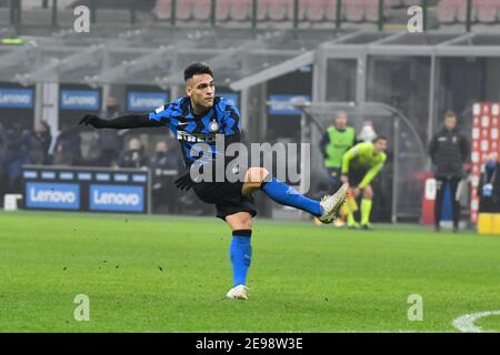 Milano, Italia. 02 febbraio 2021. Lautaro Martinez (10) di Inter Milan visto nella semifinale Coppa Italia tra Inter e Juventus a San Siro di Milano. (Foto: Gonzales Photo - Tommaso Fimiano). Foto Stock