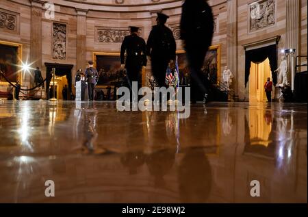 Washington, Stati Uniti. 03 Feb 2021. Gli ufficiali della polizia del Campidoglio degli Stati Uniti arrivano a pagare i loro omaggi mentre i resti dell'ufficiale della polizia del Campidoglio Brian Sicknick si sono posti in onore nella rotonda del Campidoglio degli Stati Uniti dopo che è morto il 7 gennaio per le ferite che ha sostenuto mentre proteggeva il Campidoglio degli Stati Uniti durante l'attacco del 6 gennaio L'edificio, a Washington, DC, Stati Uniti 3 febbraio 2021. (Foto di Carlos Barria/Pool/Sipa USA) Credit: Sipa USA/Alamy Live News Foto Stock