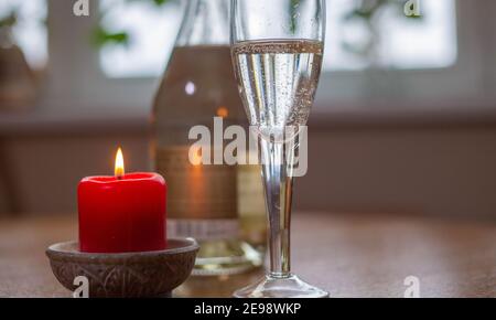 Vino, candela di vetro sul tavolo Foto Stock