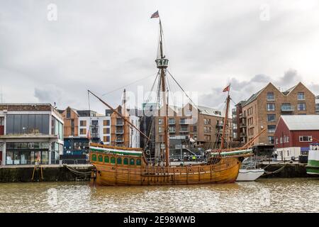 Il 'Matthew', una replica di barca a vela a trivello quadrato ormeggiata sul fiume Avon a Bristol. Costruito nel 1994. Foto Stock