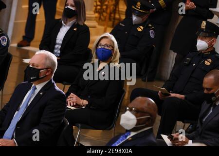 Washington, Stati Uniti. 03 Feb 2021. Liz Cheney (R-WY) assiste ad una cerimonia per l'ufficiale della polizia del Campidoglio Brian Sicknick mentre si trova in onore nella rotonda del Campidoglio degli Stati Uniti a Washington, 3 febbraio 2021. (Foto di Carlos Barria/Pool/Sipa USA) Credit: Sipa USA/Alamy Live News Foto Stock