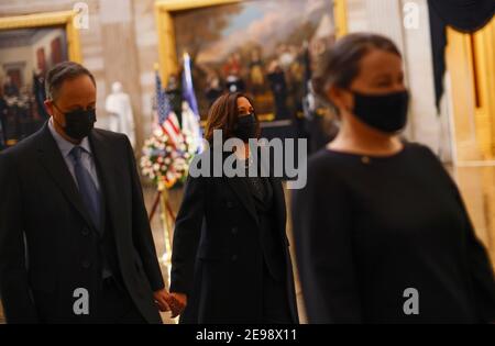 Washington, Stati Uniti. 03 Feb 2021. Il Vice Presidente degli Stati Uniti Kamala Harris e suo marito Doug Emhoff onorano i loro omaggi mentre i resti dell'ufficiale della polizia del Campidoglio Brian Sicknick sono stati onorati nella Rotunda del Campidoglio degli Stati Uniti dopo la sua morte il 7 gennaio per le ferite che ha sostenuto mentre proteggeva il Campidoglio degli Stati Uniti durante il 6 gennaio attacco all'edificio, a Washington, DC, Stati Uniti 3 febbraio 2021. (Foto di Carlos Barria/Pool/Sipa USA) Credit: Sipa USA/Alamy Live News Foto Stock