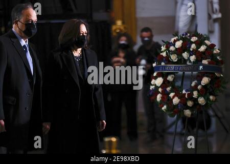 Washington, Stati Uniti. 03 Feb 2021. Il Vice Presidente degli Stati Uniti Kamala Harris e suo marito Doug Emhoff onorano i loro omaggi mentre i resti dell'ufficiale della polizia del Campidoglio Brian Sicknick sono stati onorati nella Rotunda del Campidoglio degli Stati Uniti dopo la sua morte il 7 gennaio per le ferite che ha sostenuto mentre proteggeva il Campidoglio degli Stati Uniti durante il 6 gennaio attacco all'edificio, a Washington, DC, Stati Uniti 3 febbraio 2021. (Foto di Carlos Barria/Pool/Sipa USA) Credit: Sipa USA/Alamy Live News Foto Stock