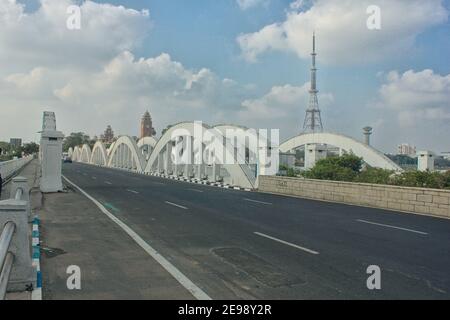 Scena di strada in Tamil Nadu, Chennai, India- napier bridge Foto Stock