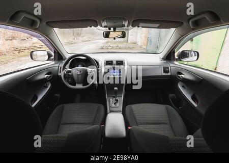 Dnipro, Ucraina - 25 gennaio 2021: Toyota Corolla 2011, colore argento, abitacolo Foto Stock