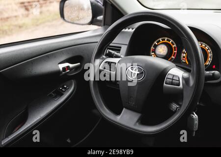 Dnipro, Ucraina - 25 gennaio 2021: Toyota Corolla 2011, colore argento, abitacolo Foto Stock