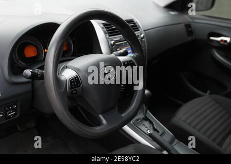 Dnipro, Ucraina - 25 gennaio 2021: Toyota Corolla 2011, colore argento, abitacolo Foto Stock