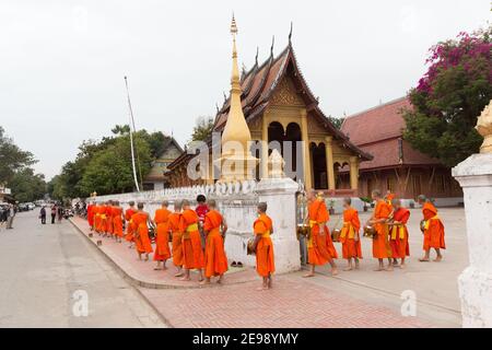 Luang Prabang, Laos Tak Bat o la processione mattutina del monaco Foto Stock