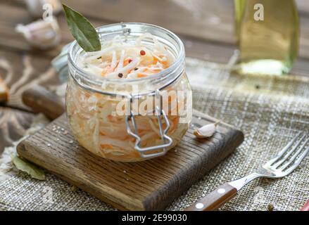 Trota acrobata, sottaceto con carote e foglie di alloro in un vaso di vetro. Foto Stock