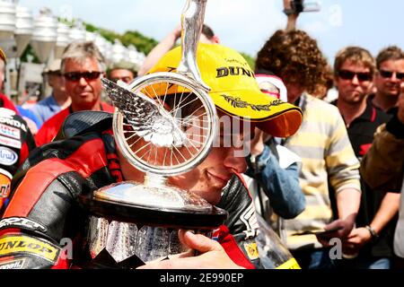 Ritratto di John McGuinness, vincitore del Tt Centenario dell'Isola di Man 2007. McGuinness tiene il trofeo subito dopo la fine del Senior TT Foto Stock