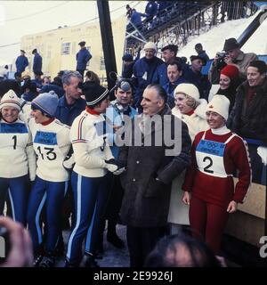 Il primo ministro francese, Georges Pompidou incontra le sciatrici francesi, i Giochi Olimpici invernali di Grenoble, Grenoble, Isère; Francia, 1968 Foto Stock