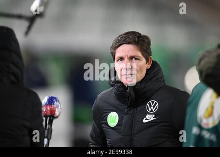 03 febbraio 2021, bassa Sassonia, Wolfsburg: Calcio: Coppa DFB, VfL Wolfsburg - FC Schalke 04, round del 16 alla Volkswagen Arena. L'allenatore di Wolfsburg Oliver Glasner è allo stadio prima della partita. NOTA IMPORTANTE: In conformità con le normative della DFL Deutsche Fußball Liga e della DFB Deutscher Fußball-Bund (Associazione tedesca del calcio), è vietato utilizzare o utilizzare fotografie scattate nello stadio e/o della partita sotto forma di sequenze di immagini e/o serie di foto di tipo video. Foto: Swen Pförtner/dpa Foto Stock