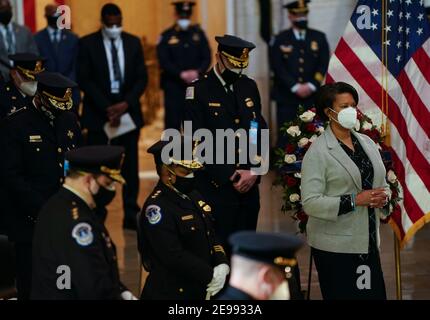 WASHINGTON, DC - 3 FEBBRAIO: Il Sindaco Muriel Bowser (democratico del Distretto di Columbia), a destra, partecipa alla cerimonia del Congresso che memorializza l'ufficiale della polizia del Campidoglio degli Stati Uniti Brian D. Sicknick, 42, mentre si trova in onore nella Rotunda del Campidoglio mercoledì 3 febbraio 2021. L'ufficiale Sicknick stava rispondendo alla rivolta al Campidoglio degli Stati Uniti mercoledì 6 gennaio 2021, quando fu ferito fatalmente mentre si impegnava fisicamente con la folla. I membri del Congresso renderanno omaggio all'ufficiale mercoledì mattina prima della sua sepoltura al Cimitero Nazionale di Arlington. Credito: Demetrius Freeman/Pool Foto Stock