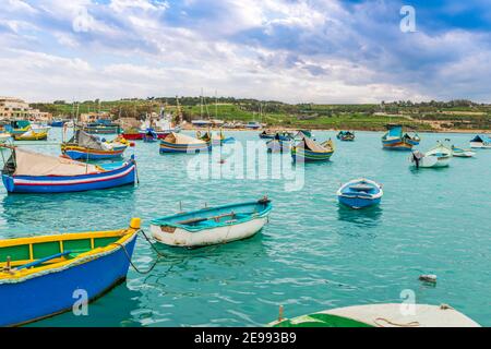 Barche da pesca tipiche nel villaggio di Marsaxlokk sul isola di Malta Foto Stock