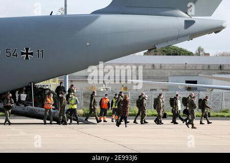 Lisbona, Portogallo. 3 Feb 2021. I professionisti della salute tedeschi sbarcano da un aereo di trasporto militare Airbus A400M dell'Aeronautica militare tedesca all'aeroporto militare di LisbonÃs, in Portogallo, il 3 febbraio 2021. La Germania invia 26 operatori sanitari e forniture mediche, come parte di una missione di soccorso per combattere la pandemia del covid-19 in Portogallo. Nella prima fase, l'aiuto deve estendersi su un periodo di 21 giorni. Credit: Pedro Feuza/ZUMA Wire/Alamy Live News Foto Stock