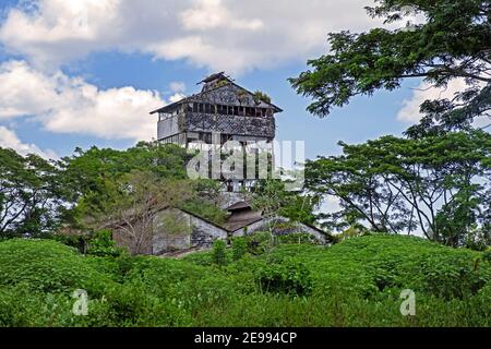 Vecchia fabbrica dilapidata a Mariënburg, ex piantagione di canna da zucchero e villaggio nel distretto di Commewijne nel Suriname settentrionale / Surinam Foto Stock