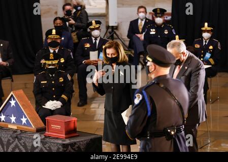 Washington, Stati Uniti. 03 Feb 2021. La Presidente della Camera dei rappresentanti degli Stati Uniti Nancy Pelosi rende omaggio al defunto ufficiale della polizia del Campidoglio Brian Sicknick, mentre si trova in onore nella rotonda del Campidoglio degli Stati Uniti a Washington, il 3 febbraio 2021. (Foto di Carlos Barria/Pool/Sipa USA) Credit: Sipa USA/Alamy Live News Foto Stock