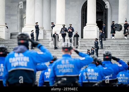 STATI UNITI. 03 Feb 2021. LA polizia del Campidoglio DEGLI STATI UNITI partecipa ad una cerimonia di partenza per il defunto ufficiale della polizia del Campidoglio Brian Sicknick che si trovava in onore alla rotonda del Campidoglio a Washington, DC il 3 febbraio 2021. L'ufficiale Sicknick morì il 7 gennaio dopo aver ingoiato il 6 gennaio mentre proteggeva il Campidoglio (Foto di Erin Schaff/Pool/Sipa USA) Credit: Sipa USA/Alamy Live News Foto Stock